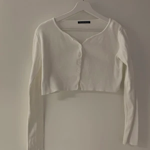 Brandy Melville Crop Kofta - Vit Brandy Melville Cardigan Cropped. Kommer i väldigt bra skick. Passar XS-S. 