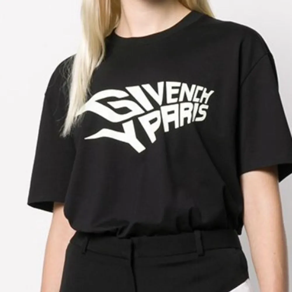 GIVENCHY T-shirt med logo storlek L passar alla s-L beroende på hur man vill den sitter. Jag är en small . T-shirts.