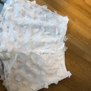 Storts från Bubbleroom x Lovisa Barkman - Vita shorts med fina blommor och detaljer.
