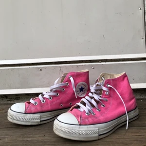 Rosa converse - Snygga rosa converse som passar till allt! Sparsamt använda eftersom de är lite för små för mig med 39 men passar absolut 37 och 38💓 150 kr plus frakt