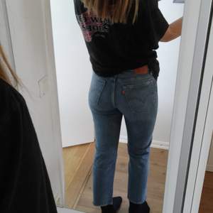 Supersnygga raka jeans i modellen wedgie straight som inte görs längre! Köpte dem nyss begagnat men de var lite för små för mig. Längd står inte men går lite över anklarna på mig som är 173 cm 😊 tveka inte att fråga om du undrar något!
