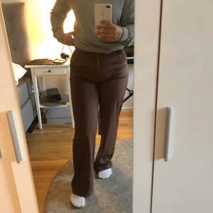 Bruna byxor - Ett par bruna jeans som sitter lite tajt. Beställt men aldrig använt, ändå väldigt fina och materialet är så skönt. 