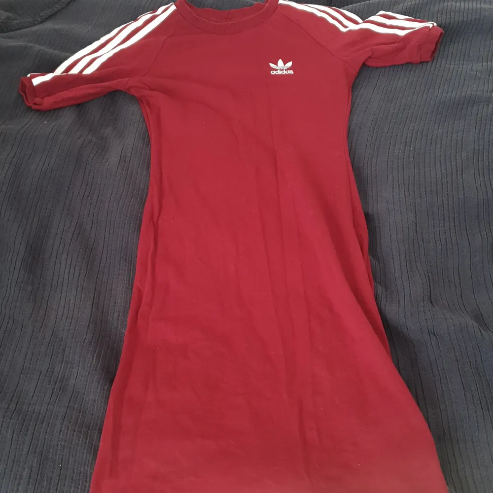 Röd Adidas klänning storlek 34 använd ett fåtal gånger. Frakt är inkluderat i priset.. Klänningar.