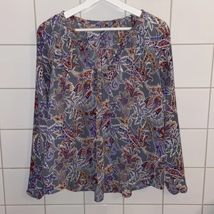 Blus - Blus med olika mönster, finare irl och saknar en knapp på ena ärmen, men jag brukar ha ärmarna öppna.