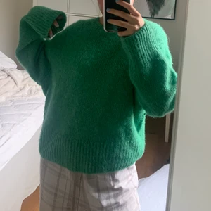 Stickad tröja  - Stickad tröja från H&M. Eftersom flera är intresserade av tröjan så kan ni få buda, det högsta budet får köpa tröjan.