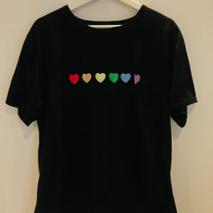 Pride t-shirt - T-shirt med pridetryck. Tunt och luftigt tyg