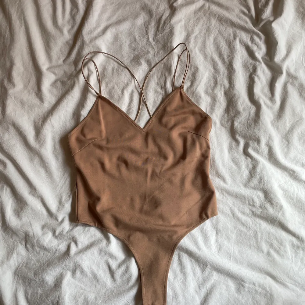 Beautiful nude bodysuit with straps detail. Makes even the smallest boobs look cute ;)))!. Toppar.