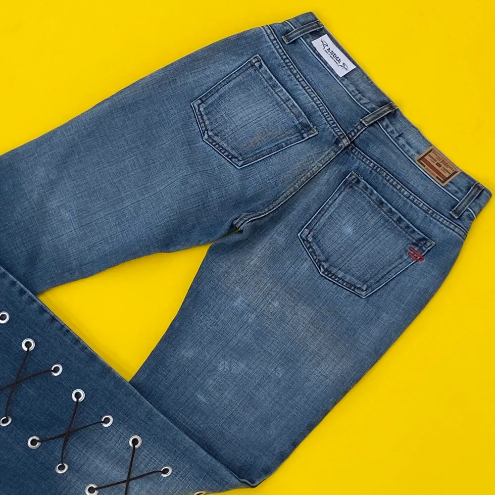 Diesel secondhand-jeans med svart snörning. Designade av Ezzie i samarbete med Ebba Martin. (Shipping only within Sweden). Jeans & Byxor.