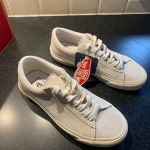 Vans sneakers - Helt nya och oanvända vita sneakers från Vans! Sjukt snygga, men tyvärr var de för stora för mig.... kommer i orginalförpackningen!