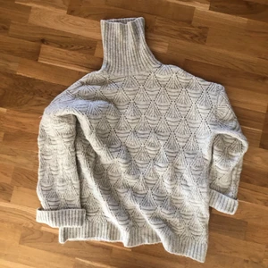 Stickad tröja - Stickad polotröja från Chiquelle. Mjuk i materialet och sparsamt använd. Storlek S men Oversized i modellen 😇😇 80kr. Fraktas för 66kr