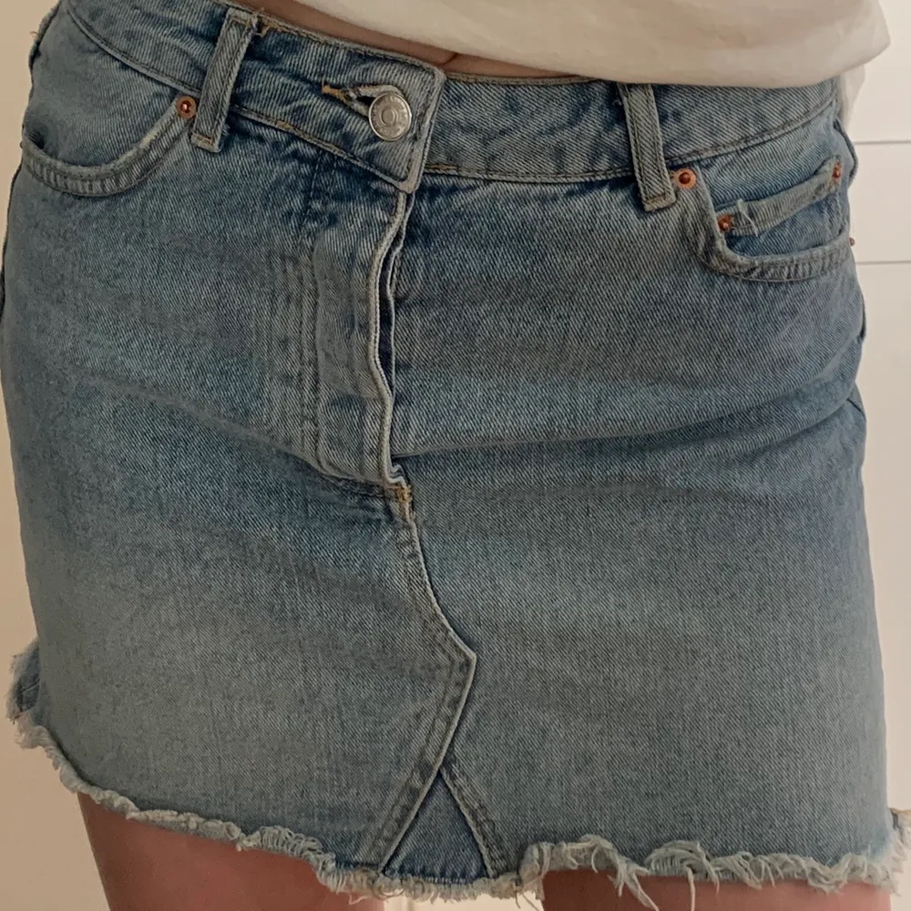 Snygg jeans kjol från Gina Tricot, säljs då den inte kommer till användning💙 . Kjolar.