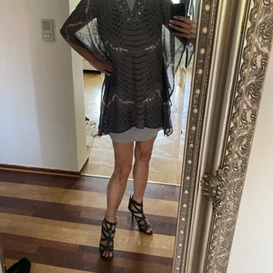 Blus klänning kaftan  - Vacker blus kaftan klänning som passar över klänning eller till byxor. Storlek M/L. Perfekt till sommaren!☀️