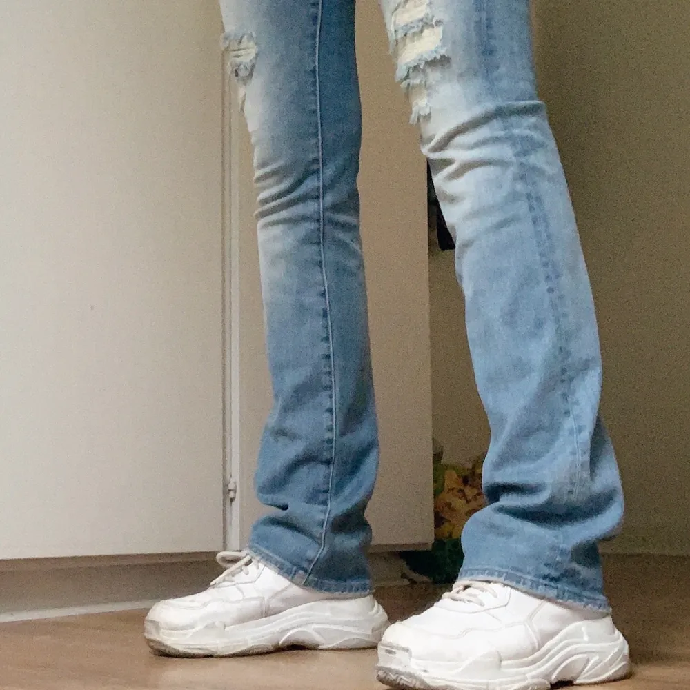 de mest perfekta bootcut jeansen från D-Id. Knappt använda men superduperfina. Dom är low Rise och superlånga. Jag är 175, har långa ben och de går ner till marken utan skor och som på bilden med skor. Dom var redan lite för små runt rumpan när jag köpte dom och därför kommer de inte till användning. Bilderna gör dom inte rättvisa då de är för små. 💕. Jeans & Byxor.