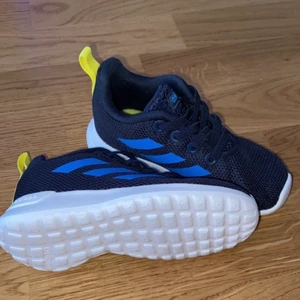 Adidas skor - Nya Adidas skor storlek 23. 