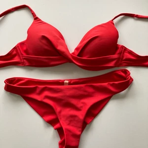 Bikini  - Röd bikini från Nelly, toppen är i 70 A och trosorna i XS. Köparen står för frakt💞
