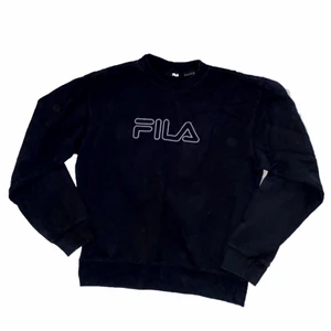 Fila sweatshirt svart - Fila vintage sweatshirt/sweater. Sparsamt använd, bra skick och storlek S. Tryck på framsidan med vit outline ”Fila”. Sitter som en normal S, möjligen lite oversize.