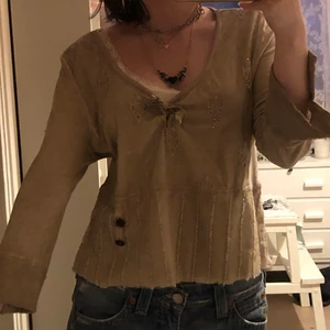 grön tröja - grön mysig tröja!! tycker den har ascoola detaljer med strass o knappar :)