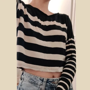 Crop top Topshop - Snygg croptop med knappar på baksidan. Superfint skick! 100% bomull som tål många tvättar till 😊 stl 34/XS.