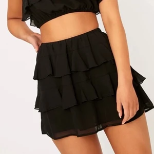 Svart volangkjol - HELT OANVÄND svart volangkjol från Pretty Little Thing! Säljer då det inte direkt är min stil💫 Många intresserade så buda i kommentarerna!💞 Höj med minst 10kr