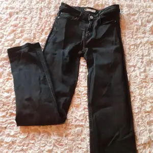 Svarta jeans med raka ben, modell 