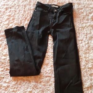 Svarta jeans med raka ben - Svarta jeans med raka ben, modell "Straight Sara" från Cubus. Jag säljer dem då de har blivit för små för mig, men det är inget fel på dem annars. De stängs med knapp och dragkedja. Fickor fram och bak.