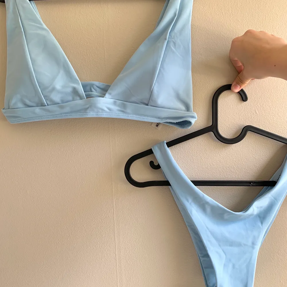 ⚡️💙 Superfint bikiniset från SHEIN💙⚡️ helt ny, endast testad. Klisterlapp i trosan finns kvar! Bra i både material, passform. Tyvärr lite liten på mig (vill ha lite mer täckande) Storlek M och skulle säga att den är true to size om man gillar lite mindre bikinimodeller. Passar även en S! . Övrigt.