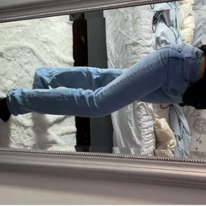 Långa midwaist jeans! - intressekoll på mina älskade asos jeans i tall modellen, dem är slutsålda på hemsidan och är i storlek w28 l38!😍 helt perfekt längd för mig som är 175 då dem går över mina fötter så dem sitter perfekt över skor också!💘 byxorna skulle ja säga är mellan midwaist och low waist! Nypris: 320kr (säljer om intresset finns och fler budar) köpare står för fraktkostnader💘