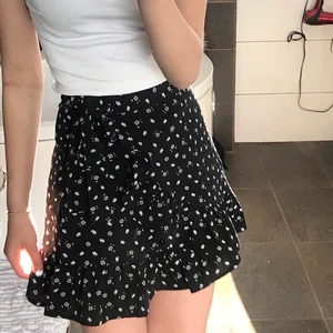 Volangkjol - Jättefin kjol från Gina oanvänd med prislappen kvar , köpes förra sommaren. Strl S visas på en XS/S. 100kr + frakt 45kr .