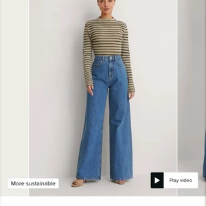Wide jeans från NA-KD  - Jeans i nyskick från NA-KD i strl 36. Finns att hämta på Ekerö eller Brommaplan eller skickas mot porto. Nypris 499 kr. Mitt pris 350 kr eller bud. 
