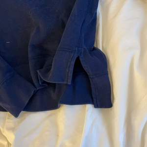 Marinblå tröja med slits 