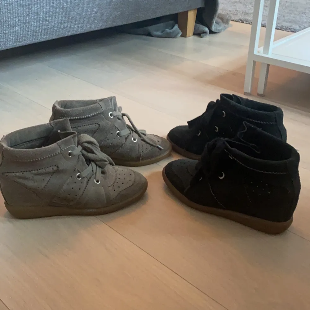 Säljer dessa två Isabel Marant skorna i modellen bobby, de båda är i storlek 38 och jättefina i skick! Använda väldigt fåtal gånger båda två 😊 säljer de för 1200kr styck, köper man båda släpper jag dom för 2000kr! . Skor.