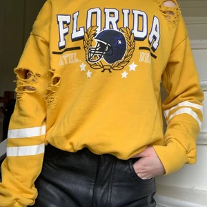 Gina Tricot Sweatshirt XS - Använd fåtalgånger, ass snygg passform med slitna hål på axel, revben och axel. Amerikansk style 