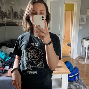 girl power tröja - säljer t-shirtmed girl power tryck! jättefin och i väldigt bra skick, säljer för att den inte kommer till användning längre. köparen står för frakten<3