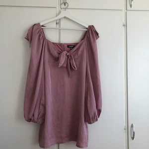 Klänning - Mycket fin klänning från missguided, använd en gång. 