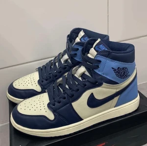 Jordan 1 retro high obsidian - Skorna som jag säljer är i storlek 43, och köptes för 8100kr! Skick: 9/10, Använt dem fåtal gånger och haft dem i endast en månad. Inte riktigt min stil och jag behöver pengarna till annat🙌🏼✨