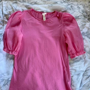 Tröja  - Säljer denna super söta tröjan som är använd endast ett fåtal gånger! Hör av er vid intresse eller frågor💞 gratis frakt!