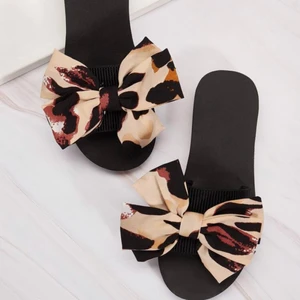 Tofflor  - Helt nya och oanvända tofflor i storlek 40 med en leopardmönstrad rosett på sig. Tofflorna är helt nya, köpta feån shein och säljs för samma pris som dom är köpta. Shein påsen skickas med om det önskas. (Ni står för frakten) 