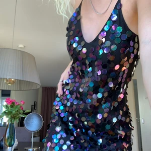 Häftig klänning - Säljer min skitcoola klänning för att jag inte får tillräckligt med användning för den:( storlek 32 men passar allt mellan 32-38 pga stretch jag har storlek 36 normalt!