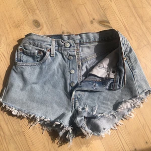 Levis shorts strl W24 - Säljer mina skitsnygga ljusblåa Levis shorts då de e för små. ⭐️Betalning sker via Swish⭐️ ⭐️Allting tvättas såklart innan det skickas⭐️ 