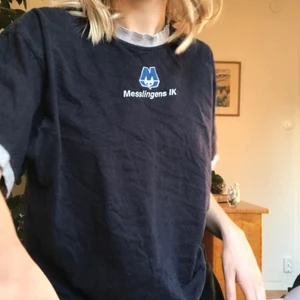 Vintage t-shirt - Skitcool t-shirt köpt second hand. Lite missfärgningar på kragen