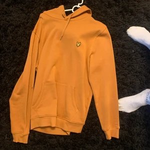 Lyle scott  - Säljer en fin hoodie från lyle scott storlek M
