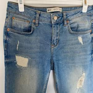 Snygga jeans med slitningar, strl 28/30, ”Kristen” från Gina Tricot. Mitt pris, 90kr + frakt som köparen står för🤍✨