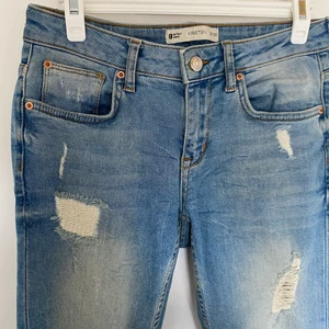 Gina Tricot - Jeans - Snygga jeans med slitningar, strl 28/30, ”Kristen” från Gina Tricot. Mitt pris, 90kr + frakt som köparen står för🤍✨