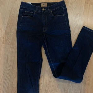 Jeans - Jeans jag sällan använt. De är inte helt tajta nertill men sitter bra. 😝 