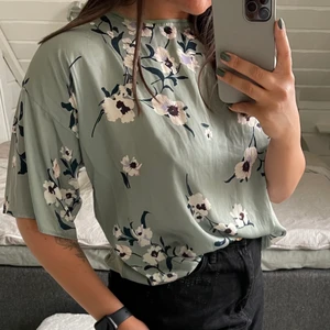 Somrig blus - Somrig mintgrön blus från Mango i storlek xs men väldigt oversized. Jag har i vanliga fall M. Använd men i gott skick! 