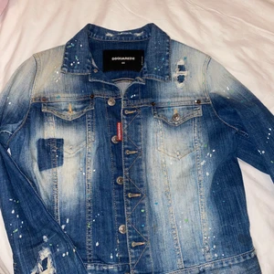 Dsquared jeans jacka - per fin jeansjacka Nyskick självklart äkta. Köpt i Helsingborg på cenino Donna, kvitto finns självklart! Storlek 44 i italiensk storlek motsvarar ca M. Nypris ca 4000 kr
