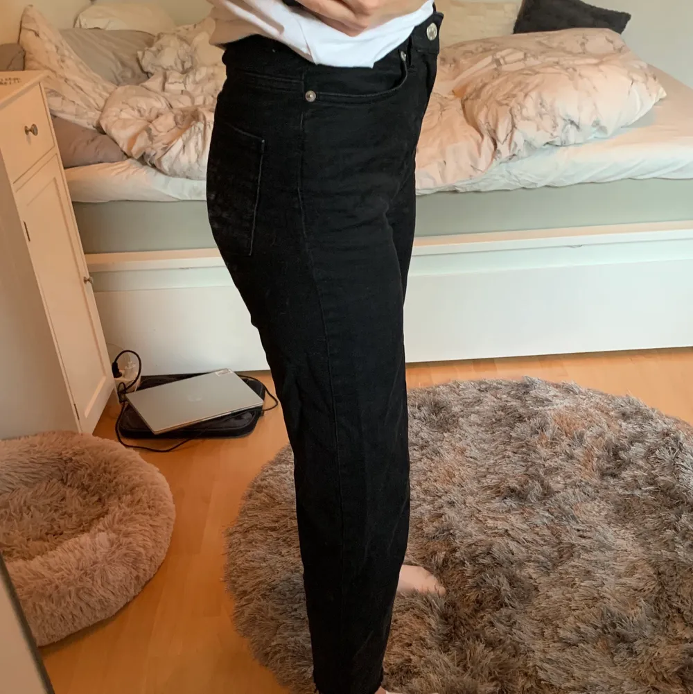 Svarta jeans från Lager 157, säljer pga att dom är lite för korta för min smak (är 175cm), aldrig använda, nyskick. Pris+frakt🌷. Jeans & Byxor.
