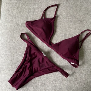 Vinröd bikini - Vinröd bikini i fint skick. Underdelen är aldrig använd.