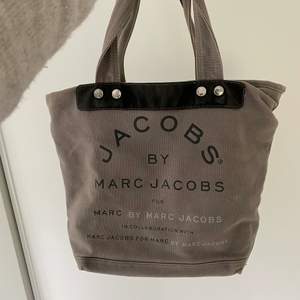 Jättefin Marc Jacobs väska/tote bag. Perfekt storlek! Har ett större innerfack som delar av väskan i mitten och ett mindre innerfack i sidan. Köparen står för frakt! 