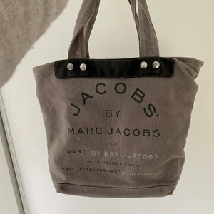 Marc Jacobs väska - Jättefin Marc Jacobs väska/tote bag. Perfekt storlek! Har ett större innerfack som delar av väskan i mitten och ett mindre innerfack i sidan. Köparen står för frakt! 